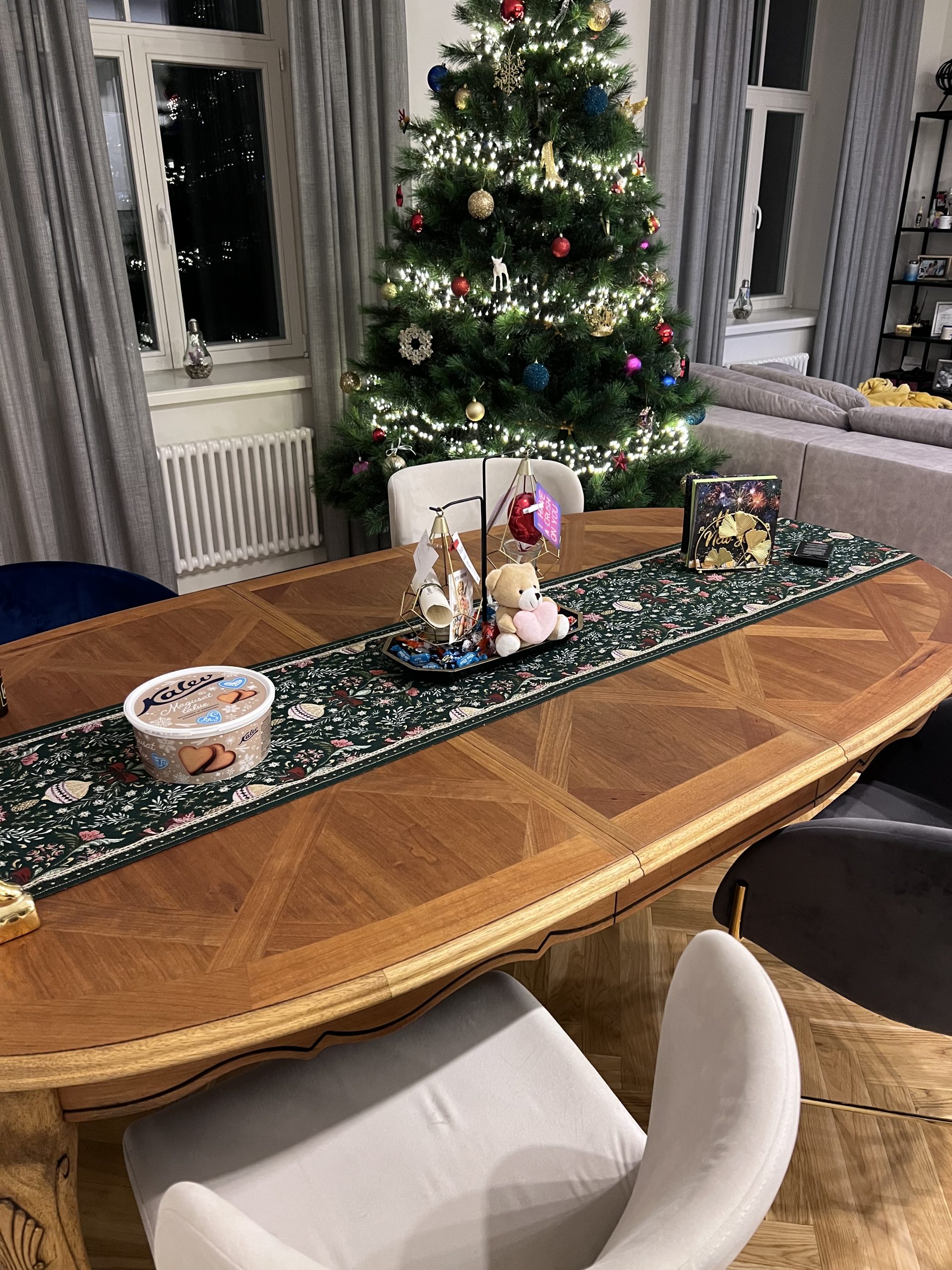 See siis osa söögilaua komplektist millel restaureerimise käigus sai eemaldatud vana värv ja lakk mille alt siis kerkis selline ilus muster. Siis sai tehtud põhjalik lihv ning peale kantud Rubio Monocoat puiduõli. See siis osa söögilaua komplektist millel restaureerimise käigus sai eemaldatud vana värv ja lakk mille alt siis kerkis selline ilus muster. Siis sai tehtud põhjalik lihv ning peale kantud Rubio Monocoat puiduõli.