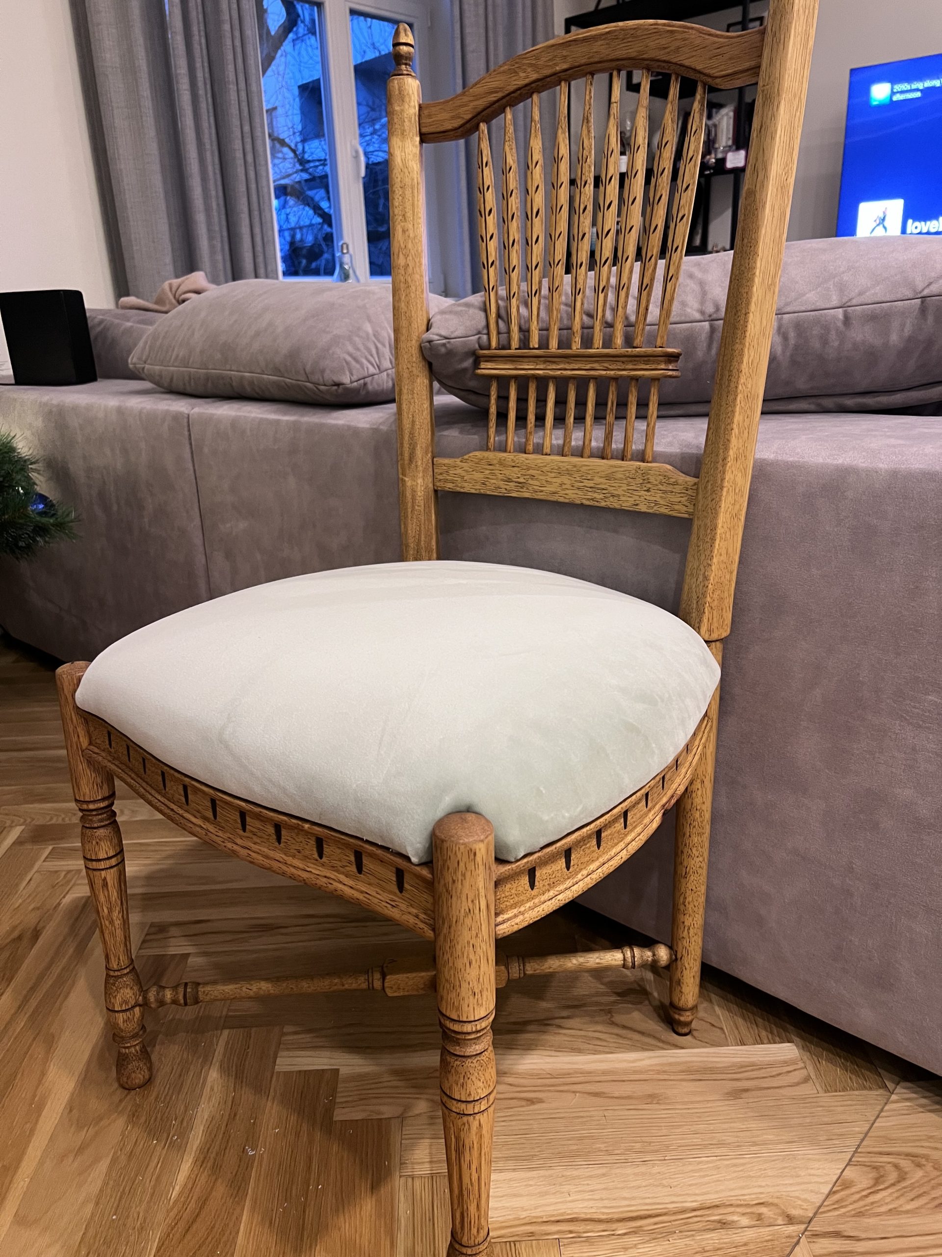 Tegemist siis suurema muutusega restaureerimisega, kus sai eemaldatud vana lakk/värv. Tehtud peenem lihv. Kantud peale Rubio Monocoat õli. Vahetud välja poloroon ja vatiin ning vana tumeda kanga asemel pandud uus heledam samet. Tegemist siis suurema muutusega restaureerimisega, kus sai eemaldatud vana lakk/värv. Tehtud peenem lihv. Kantud peale Rubio Monocoat õli. Vahetud välja poloroon ja vatiin ning vana tumeda kanga asemel pandud uus heledam samet.